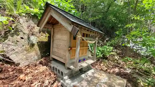 正一位石倉稲荷神社の{uncategorized: "未分類", other: "その他", undefined: "問題あり", building: "その他建物", grave: "お墓", sacred_gate: "鳥居", guardian: "狛犬", statue: "像", buddha: "仏像", history: "歴史", nature: "自然", garden: "庭園", animal: "動物", pagoda: "塔", temizu: "手水舎", mountain_gate: "山門・神門", sanctuary: "本殿・本堂", subordinate: "末社・摂社", art: "芸術", scenery: "景色", jizo: "地蔵", ema: "絵馬", goshuin: "御朱印", omikuji: "おみくじ", items: "授与品その他", amulet: "お守り", goshuincho: "御朱印帳", eats: "食事", festival: "お祭り", votive_dance: "神楽", shichigosan: "七五三参", wedding: "結婚式", experience: "体験その他", initially: "初詣", around: "周辺", anti_infection: "感染症対策"}