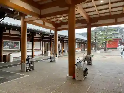 蓮華王院（三十三間堂）の{uncategorized: "未分類", other: "その他", undefined: "問題あり", building: "その他建物", grave: "お墓", sacred_gate: "鳥居", guardian: "狛犬", statue: "像", buddha: "仏像", history: "歴史", nature: "自然", garden: "庭園", animal: "動物", pagoda: "塔", temizu: "手水舎", mountain_gate: "山門・神門", sanctuary: "本殿・本堂", subordinate: "末社・摂社", art: "芸術", scenery: "景色", jizo: "地蔵", ema: "絵馬", goshuin: "御朱印", omikuji: "おみくじ", items: "授与品その他", amulet: "お守り", goshuincho: "御朱印帳", eats: "食事", festival: "お祭り", votive_dance: "神楽", shichigosan: "七五三参", wedding: "結婚式", experience: "体験その他", initially: "初詣", around: "周辺", anti_infection: "感染症対策"}