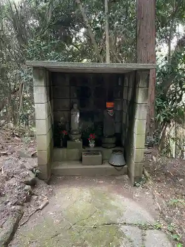 自性院の{uncategorized: "未分類", other: "その他", undefined: "問題あり", building: "その他建物", grave: "お墓", sacred_gate: "鳥居", guardian: "狛犬", statue: "像", buddha: "仏像", history: "歴史", nature: "自然", garden: "庭園", animal: "動物", pagoda: "塔", temizu: "手水舎", mountain_gate: "山門・神門", sanctuary: "本殿・本堂", subordinate: "末社・摂社", art: "芸術", scenery: "景色", jizo: "地蔵", ema: "絵馬", goshuin: "御朱印", omikuji: "おみくじ", items: "授与品その他", amulet: "お守り", goshuincho: "御朱印帳", eats: "食事", festival: "お祭り", votive_dance: "神楽", shichigosan: "七五三参", wedding: "結婚式", experience: "体験その他", initially: "初詣", around: "周辺", anti_infection: "感染症対策"}