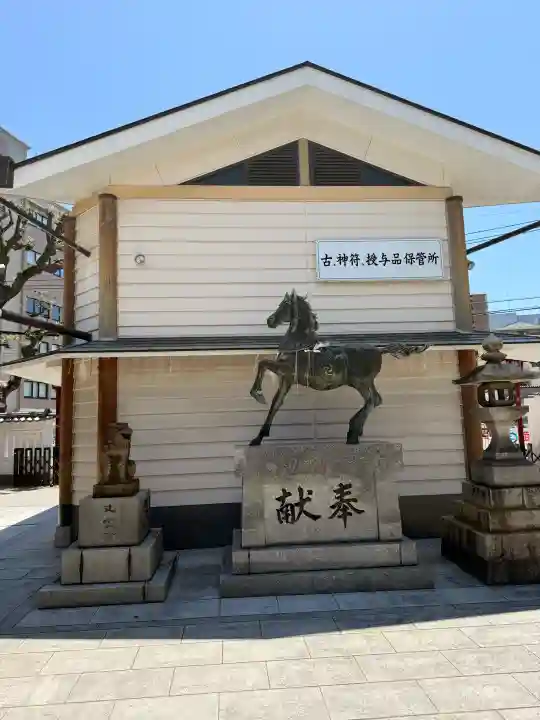 若八幡宮の{uncategorized: "未分類", other: "その他", undefined: "問題あり", building: "その他建物", grave: "お墓", sacred_gate: "鳥居", guardian: "狛犬", statue: "像", buddha: "仏像", history: "歴史", nature: "自然", garden: "庭園", animal: "動物", pagoda: "塔", temizu: "手水舎", mountain_gate: "山門・神門", sanctuary: "本殿・本堂", subordinate: "末社・摂社", art: "芸術", scenery: "景色", jizo: "地蔵", ema: "絵馬", goshuin: "御朱印", omikuji: "おみくじ", items: "授与品その他", amulet: "お守り", goshuincho: "御朱印帳", eats: "食事", festival: "お祭り", votive_dance: "神楽", shichigosan: "七五三参", wedding: "結婚式", experience: "体験その他", initially: "初詣", around: "周辺", anti_infection: "感染症対策"}