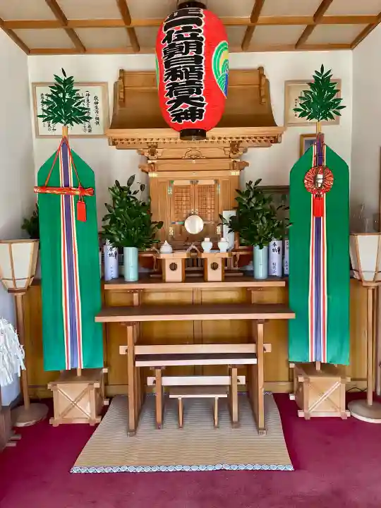 上土朝日稲荷神社の{uncategorized: "未分類", other: "その他", undefined: "問題あり", building: "その他建物", grave: "お墓", sacred_gate: "鳥居", guardian: "狛犬", statue: "像", buddha: "仏像", history: "歴史", nature: "自然", garden: "庭園", animal: "動物", pagoda: "塔", temizu: "手水舎", mountain_gate: "山門・神門", sanctuary: "本殿・本堂", subordinate: "末社・摂社", art: "芸術", scenery: "景色", jizo: "地蔵", ema: "絵馬", goshuin: "御朱印", omikuji: "おみくじ", items: "授与品その他", amulet: "お守り", goshuincho: "御朱印帳", eats: "食事", festival: "お祭り", votive_dance: "神楽", shichigosan: "七五三参", wedding: "結婚式", experience: "体験その他", initially: "初詣", around: "周辺", anti_infection: "感染症対策"}