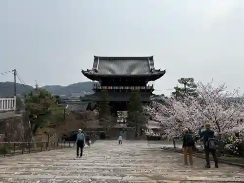 くろ谷 金戒光明寺の{uncategorized: "未分類", other: "その他", undefined: "問題あり", building: "その他建物", grave: "お墓", sacred_gate: "鳥居", guardian: "狛犬", statue: "像", buddha: "仏像", history: "歴史", nature: "自然", garden: "庭園", animal: "動物", pagoda: "塔", temizu: "手水舎", mountain_gate: "山門・神門", sanctuary: "本殿・本堂", subordinate: "末社・摂社", art: "芸術", scenery: "景色", jizo: "地蔵", ema: "絵馬", goshuin: "御朱印", omikuji: "おみくじ", items: "授与品その他", amulet: "お守り", goshuincho: "御朱印帳", eats: "食事", festival: "お祭り", votive_dance: "神楽", shichigosan: "七五三参", wedding: "結婚式", experience: "体験その他", initially: "初詣", around: "周辺", anti_infection: "感染症対策"}