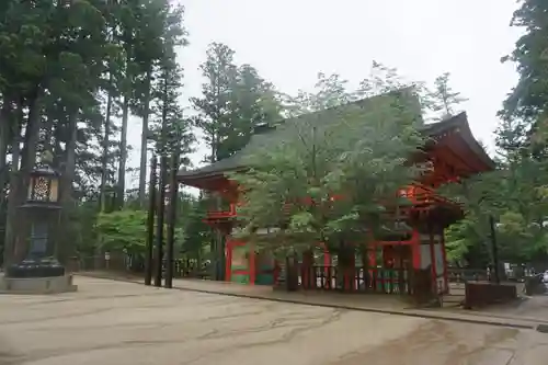 高野山金剛峯寺の山門