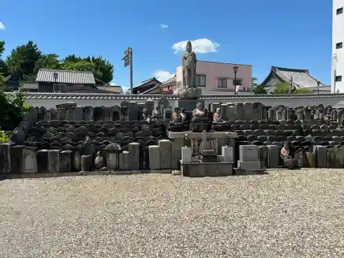 海徳寺の{uncategorized: "未分類", other: "その他", undefined: "問題あり", building: "その他建物", grave: "お墓", sacred_gate: "鳥居", guardian: "狛犬", statue: "像", buddha: "仏像", history: "歴史", nature: "自然", garden: "庭園", animal: "動物", pagoda: "塔", temizu: "手水舎", mountain_gate: "山門・神門", sanctuary: "本殿・本堂", subordinate: "末社・摂社", art: "芸術", scenery: "景色", jizo: "地蔵", ema: "絵馬", goshuin: "御朱印", omikuji: "おみくじ", items: "授与品その他", amulet: "お守り", goshuincho: "御朱印帳", eats: "食事", festival: "お祭り", votive_dance: "神楽", shichigosan: "七五三参", wedding: "結婚式", experience: "体験その他", initially: "初詣", around: "周辺", anti_infection: "感染症対策"}