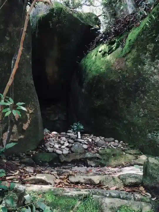 神倉神社(熊野速玉大社摂社)の{uncategorized: "未分類", other: "その他", undefined: "問題あり", building: "その他建物", grave: "お墓", sacred_gate: "鳥居", guardian: "狛犬", statue: "像", buddha: "仏像", history: "歴史", nature: "自然", garden: "庭園", animal: "動物", pagoda: "塔", temizu: "手水舎", mountain_gate: "山門・神門", sanctuary: "本殿・本堂", subordinate: "末社・摂社", art: "芸術", scenery: "景色", jizo: "地蔵", ema: "絵馬", goshuin: "御朱印", omikuji: "おみくじ", items: "授与品その他", amulet: "お守り", goshuincho: "御朱印帳", eats: "食事", festival: "お祭り", votive_dance: "神楽", shichigosan: "七五三参", wedding: "結婚式", experience: "体験その他", initially: "初詣", around: "周辺", anti_infection: "感染症対策"}