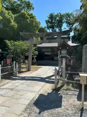 大鳥美波比神社（大鳥大社境内摂社）の{uncategorized: "未分類", other: "その他", undefined: "問題あり", building: "その他建物", grave: "お墓", sacred_gate: "鳥居", guardian: "狛犬", statue: "像", buddha: "仏像", history: "歴史", nature: "自然", garden: "庭園", animal: "動物", pagoda: "塔", temizu: "手水舎", mountain_gate: "山門・神門", sanctuary: "本殿・本堂", subordinate: "末社・摂社", art: "芸術", scenery: "景色", jizo: "地蔵", ema: "絵馬", goshuin: "御朱印", omikuji: "おみくじ", items: "授与品その他", amulet: "お守り", goshuincho: "御朱印帳", eats: "食事", festival: "お祭り", votive_dance: "神楽", shichigosan: "七五三参", wedding: "結婚式", experience: "体験その他", initially: "初詣", around: "周辺", anti_infection: "感染症対策"}