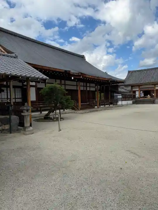 聖護院門跡の{uncategorized: "未分類", other: "その他", undefined: "問題あり", building: "その他建物", grave: "お墓", sacred_gate: "鳥居", guardian: "狛犬", statue: "像", buddha: "仏像", history: "歴史", nature: "自然", garden: "庭園", animal: "動物", pagoda: "塔", temizu: "手水舎", mountain_gate: "山門・神門", sanctuary: "本殿・本堂", subordinate: "末社・摂社", art: "芸術", scenery: "景色", jizo: "地蔵", ema: "絵馬", goshuin: "御朱印", omikuji: "おみくじ", items: "授与品その他", amulet: "お守り", goshuincho: "御朱印帳", eats: "食事", festival: "お祭り", votive_dance: "神楽", shichigosan: "七五三参", wedding: "結婚式", experience: "体験その他", initially: "初詣", around: "周辺", anti_infection: "感染症対策"}