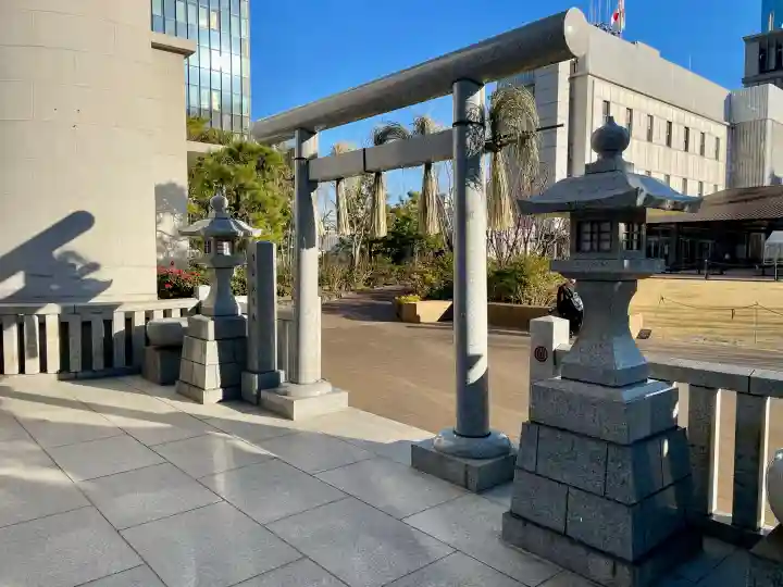 三囲神社(三圍神社)日本橋摂社の{uncategorized: "未分類", other: "その他", undefined: "問題あり", building: "その他建物", grave: "お墓", sacred_gate: "鳥居", guardian: "狛犬", statue: "像", buddha: "仏像", history: "歴史", nature: "自然", garden: "庭園", animal: "動物", pagoda: "塔", temizu: "手水舎", mountain_gate: "山門・神門", sanctuary: "本殿・本堂", subordinate: "末社・摂社", art: "芸術", scenery: "景色", jizo: "地蔵", ema: "絵馬", goshuin: "御朱印", omikuji: "おみくじ", items: "授与品その他", amulet: "お守り", goshuincho: "御朱印帳", eats: "食事", festival: "お祭り", votive_dance: "神楽", shichigosan: "七五三参", wedding: "結婚式", experience: "体験その他", initially: "初詣", around: "周辺", anti_infection: "感染症対策"}