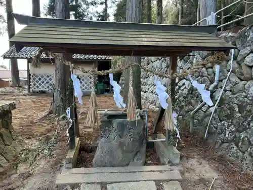 本郷神社の{uncategorized: "未分類", other: "その他", undefined: "問題あり", building: "その他建物", grave: "お墓", sacred_gate: "鳥居", guardian: "狛犬", statue: "像", buddha: "仏像", history: "歴史", nature: "自然", garden: "庭園", animal: "動物", pagoda: "塔", temizu: "手水舎", mountain_gate: "山門・神門", sanctuary: "本殿・本堂", subordinate: "末社・摂社", art: "芸術", scenery: "景色", jizo: "地蔵", ema: "絵馬", goshuin: "御朱印", omikuji: "おみくじ", items: "授与品その他", amulet: "お守り", goshuincho: "御朱印帳", eats: "食事", festival: "お祭り", votive_dance: "神楽", shichigosan: "七五三参", wedding: "結婚式", experience: "体験その他", initially: "初詣", around: "周辺", anti_infection: "感染症対策"}