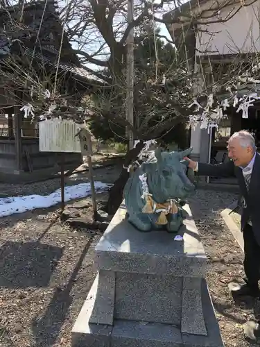 高岡関野神社の像