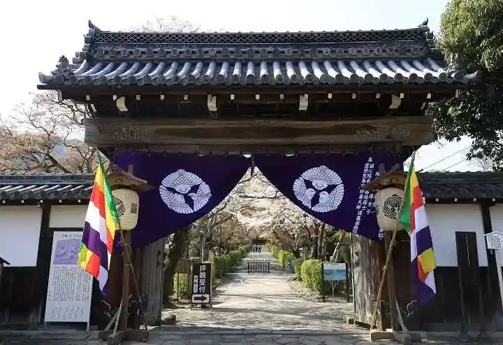 西教寺の山門・神門