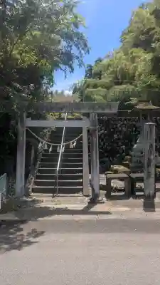 神明神社の{uncategorized: "未分類", other: "その他", undefined: "問題あり", building: "その他建物", grave: "お墓", sacred_gate: "鳥居", guardian: "狛犬", statue: "像", buddha: "仏像", history: "歴史", nature: "自然", garden: "庭園", animal: "動物", pagoda: "塔", temizu: "手水舎", mountain_gate: "山門・神門", sanctuary: "本殿・本堂", subordinate: "末社・摂社", art: "芸術", scenery: "景色", jizo: "地蔵", ema: "絵馬", goshuin: "御朱印", omikuji: "おみくじ", items: "授与品その他", amulet: "お守り", goshuincho: "御朱印帳", eats: "食事", festival: "お祭り", votive_dance: "神楽", shichigosan: "七五三参", wedding: "結婚式", experience: "体験その他", initially: "初詣", around: "周辺", anti_infection: "感染症対策"}