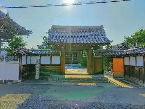 西来寺の山門・神門
