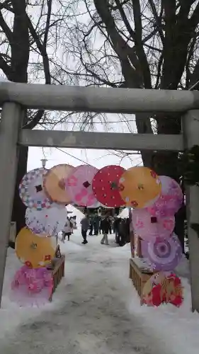 札幌諏訪神社の{uncategorized: "未分類", other: "その他", undefined: "問題あり", building: "その他建物", grave: "お墓", sacred_gate: "鳥居", guardian: "狛犬", statue: "像", buddha: "仏像", history: "歴史", nature: "自然", garden: "庭園", animal: "動物", pagoda: "塔", temizu: "手水舎", mountain_gate: "山門・神門", sanctuary: "本殿・本堂", subordinate: "末社・摂社", art: "芸術", scenery: "景色", jizo: "地蔵", ema: "絵馬", goshuin: "御朱印", omikuji: "おみくじ", items: "授与品その他", amulet: "お守り", goshuincho: "御朱印帳", eats: "食事", festival: "お祭り", votive_dance: "神楽", shichigosan: "七五三参", wedding: "結婚式", experience: "体験その他", initially: "初詣", around: "周辺", anti_infection: "感染症対策"}