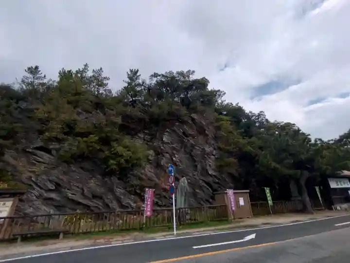 鹽竈神社の{uncategorized: "未分類", other: "その他", undefined: "問題あり", building: "その他建物", grave: "お墓", sacred_gate: "鳥居", guardian: "狛犬", statue: "像", buddha: "仏像", history: "歴史", nature: "自然", garden: "庭園", animal: "動物", pagoda: "塔", temizu: "手水舎", mountain_gate: "山門・神門", sanctuary: "本殿・本堂", subordinate: "末社・摂社", art: "芸術", scenery: "景色", jizo: "地蔵", ema: "絵馬", goshuin: "御朱印", omikuji: "おみくじ", items: "授与品その他", amulet: "お守り", goshuincho: "御朱印帳", eats: "食事", festival: "お祭り", votive_dance: "神楽", shichigosan: "七五三参", wedding: "結婚式", experience: "体験その他", initially: "初詣", around: "周辺", anti_infection: "感染症対策"}