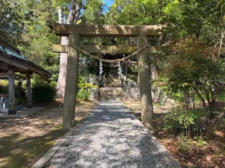 稲荷神社の{uncategorized: "未分類", other: "その他", undefined: "問題あり", building: "その他建物", grave: "お墓", sacred_gate: "鳥居", guardian: "狛犬", statue: "像", buddha: "仏像", history: "歴史", nature: "自然", garden: "庭園", animal: "動物", pagoda: "塔", temizu: "手水舎", mountain_gate: "山門・神門", sanctuary: "本殿・本堂", subordinate: "末社・摂社", art: "芸術", scenery: "景色", jizo: "地蔵", ema: "絵馬", goshuin: "御朱印", omikuji: "おみくじ", items: "授与品その他", amulet: "お守り", goshuincho: "御朱印帳", eats: "食事", festival: "お祭り", votive_dance: "神楽", shichigosan: "七五三参", wedding: "結婚式", experience: "体験その他", initially: "初詣", around: "周辺", anti_infection: "感染症対策"}