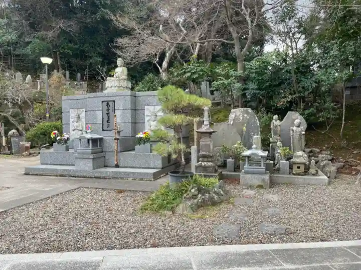 薬王寺の{uncategorized: "未分類", other: "その他", undefined: "問題あり", building: "その他建物", grave: "お墓", sacred_gate: "鳥居", guardian: "狛犬", statue: "像", buddha: "仏像", history: "歴史", nature: "自然", garden: "庭園", animal: "動物", pagoda: "塔", temizu: "手水舎", mountain_gate: "山門・神門", sanctuary: "本殿・本堂", subordinate: "末社・摂社", art: "芸術", scenery: "景色", jizo: "地蔵", ema: "絵馬", goshuin: "御朱印", omikuji: "おみくじ", items: "授与品その他", amulet: "お守り", goshuincho: "御朱印帳", eats: "食事", festival: "お祭り", votive_dance: "神楽", shichigosan: "七五三参", wedding: "結婚式", experience: "体験その他", initially: "初詣", around: "周辺", anti_infection: "感染症対策"}