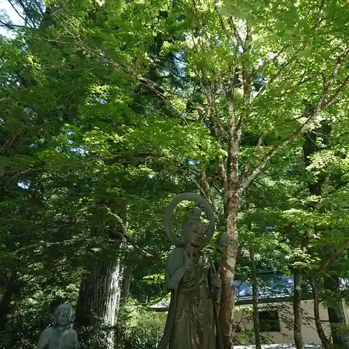 高野山金剛峯寺奥の院の仏像