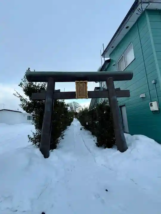 一本栗地主神社の{uncategorized: "未分類", other: "その他", undefined: "問題あり", building: "その他建物", grave: "お墓", sacred_gate: "鳥居", guardian: "狛犬", statue: "像", buddha: "仏像", history: "歴史", nature: "自然", garden: "庭園", animal: "動物", pagoda: "塔", temizu: "手水舎", mountain_gate: "山門・神門", sanctuary: "本殿・本堂", subordinate: "末社・摂社", art: "芸術", scenery: "景色", jizo: "地蔵", ema: "絵馬", goshuin: "御朱印", omikuji: "おみくじ", items: "授与品その他", amulet: "お守り", goshuincho: "御朱印帳", eats: "食事", festival: "お祭り", votive_dance: "神楽", shichigosan: "七五三参", wedding: "結婚式", experience: "体験その他", initially: "初詣", around: "周辺", anti_infection: "感染症対策"}