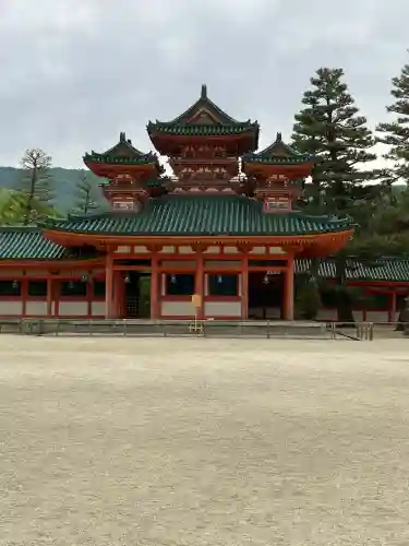 平安神宮の{uncategorized: "未分類", other: "その他", undefined: "問題あり", building: "その他建物", grave: "お墓", sacred_gate: "鳥居", guardian: "狛犬", statue: "像", buddha: "仏像", history: "歴史", nature: "自然", garden: "庭園", animal: "動物", pagoda: "塔", temizu: "手水舎", mountain_gate: "山門・神門", sanctuary: "本殿・本堂", subordinate: "末社・摂社", art: "芸術", scenery: "景色", jizo: "地蔵", ema: "絵馬", goshuin: "御朱印", omikuji: "おみくじ", items: "授与品その他", amulet: "お守り", goshuincho: "御朱印帳", eats: "食事", festival: "お祭り", votive_dance: "神楽", shichigosan: "七五三参", wedding: "結婚式", experience: "体験その他", initially: "初詣", around: "周辺", anti_infection: "感染症対策"}