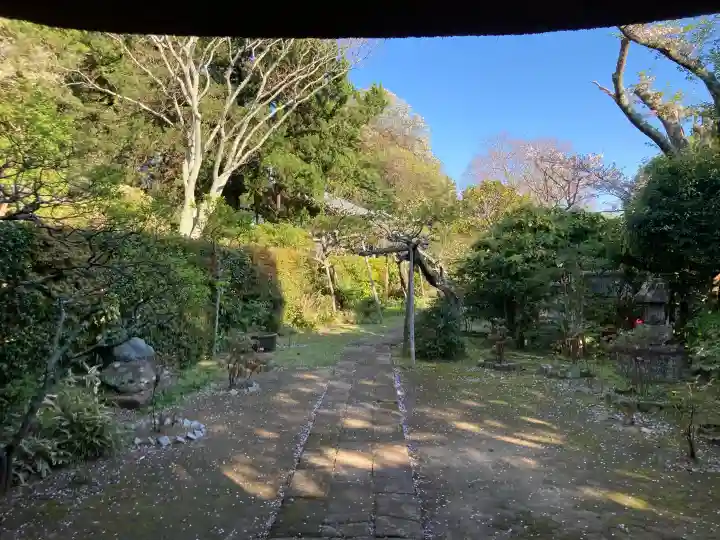 円覚寺の{uncategorized: "未分類", other: "その他", undefined: "問題あり", building: "その他建物", grave: "お墓", sacred_gate: "鳥居", guardian: "狛犬", statue: "像", buddha: "仏像", history: "歴史", nature: "自然", garden: "庭園", animal: "動物", pagoda: "塔", temizu: "手水舎", mountain_gate: "山門・神門", sanctuary: "本殿・本堂", subordinate: "末社・摂社", art: "芸術", scenery: "景色", jizo: "地蔵", ema: "絵馬", goshuin: "御朱印", omikuji: "おみくじ", items: "授与品その他", amulet: "お守り", goshuincho: "御朱印帳", eats: "食事", festival: "お祭り", votive_dance: "神楽", shichigosan: "七五三参", wedding: "結婚式", experience: "体験その他", initially: "初詣", around: "周辺", anti_infection: "感染症対策"}