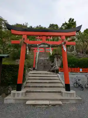 義照稲荷神社・稲荷命婦元宮（建勲神社末社）の{uncategorized: "未分類", other: "その他", undefined: "問題あり", building: "その他建物", grave: "お墓", sacred_gate: "鳥居", guardian: "狛犬", statue: "像", buddha: "仏像", history: "歴史", nature: "自然", garden: "庭園", animal: "動物", pagoda: "塔", temizu: "手水舎", mountain_gate: "山門・神門", sanctuary: "本殿・本堂", subordinate: "末社・摂社", art: "芸術", scenery: "景色", jizo: "地蔵", ema: "絵馬", goshuin: "御朱印", omikuji: "おみくじ", items: "授与品その他", amulet: "お守り", goshuincho: "御朱印帳", eats: "食事", festival: "お祭り", votive_dance: "神楽", shichigosan: "七五三参", wedding: "結婚式", experience: "体験その他", initially: "初詣", around: "周辺", anti_infection: "感染症対策"}