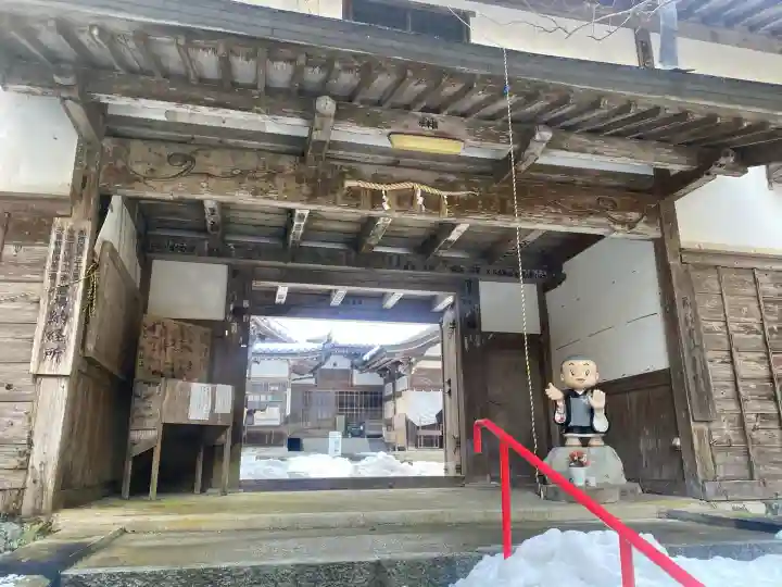 瑠璃寺の{uncategorized: "未分類", other: "その他", undefined: "問題あり", building: "その他建物", grave: "お墓", sacred_gate: "鳥居", guardian: "狛犬", statue: "像", buddha: "仏像", history: "歴史", nature: "自然", garden: "庭園", animal: "動物", pagoda: "塔", temizu: "手水舎", mountain_gate: "山門・神門", sanctuary: "本殿・本堂", subordinate: "末社・摂社", art: "芸術", scenery: "景色", jizo: "地蔵", ema: "絵馬", goshuin: "御朱印", omikuji: "おみくじ", items: "授与品その他", amulet: "お守り", goshuincho: "御朱印帳", eats: "食事", festival: "お祭り", votive_dance: "神楽", shichigosan: "七五三参", wedding: "結婚式", experience: "体験その他", initially: "初詣", around: "周辺", anti_infection: "感染症対策"}