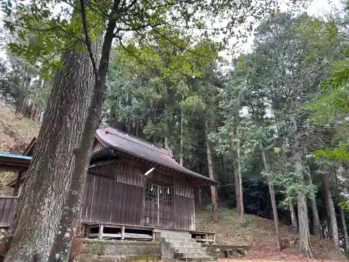 木幡神社の{uncategorized: "未分類", other: "その他", undefined: "問題あり", building: "その他建物", grave: "お墓", sacred_gate: "鳥居", guardian: "狛犬", statue: "像", buddha: "仏像", history: "歴史", nature: "自然", garden: "庭園", animal: "動物", pagoda: "塔", temizu: "手水舎", mountain_gate: "山門・神門", sanctuary: "本殿・本堂", subordinate: "末社・摂社", art: "芸術", scenery: "景色", jizo: "地蔵", ema: "絵馬", goshuin: "御朱印", omikuji: "おみくじ", items: "授与品その他", amulet: "お守り", goshuincho: "御朱印帳", eats: "食事", festival: "お祭り", votive_dance: "神楽", shichigosan: "七五三参", wedding: "結婚式", experience: "体験その他", initially: "初詣", around: "周辺", anti_infection: "感染症対策"}
