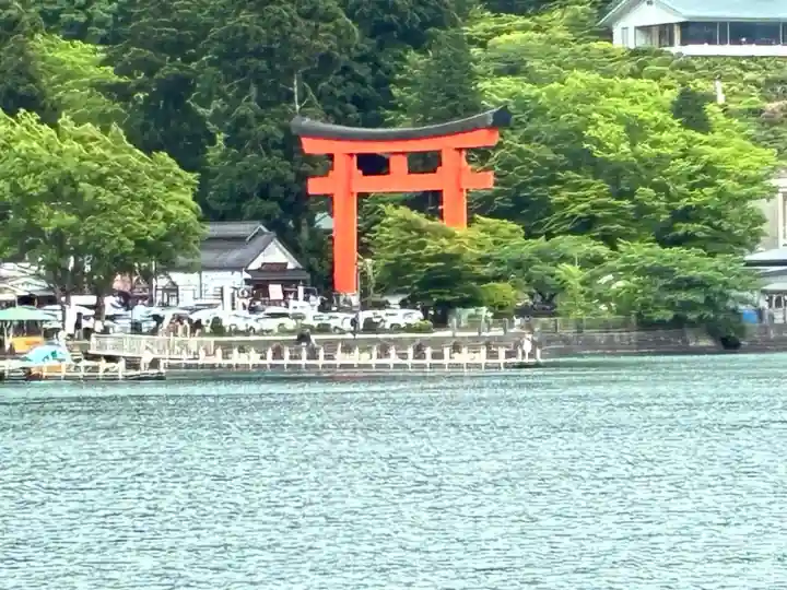 箱根神社の{uncategorized: "未分類", other: "その他", undefined: "問題あり", building: "その他建物", grave: "お墓", sacred_gate: "鳥居", guardian: "狛犬", statue: "像", buddha: "仏像", history: "歴史", nature: "自然", garden: "庭園", animal: "動物", pagoda: "塔", temizu: "手水舎", mountain_gate: "山門・神門", sanctuary: "本殿・本堂", subordinate: "末社・摂社", art: "芸術", scenery: "景色", jizo: "地蔵", ema: "絵馬", goshuin: "御朱印", omikuji: "おみくじ", items: "授与品その他", amulet: "お守り", goshuincho: "御朱印帳", eats: "食事", festival: "お祭り", votive_dance: "神楽", shichigosan: "七五三参", wedding: "結婚式", experience: "体験その他", initially: "初詣", around: "周辺", anti_infection: "感染症対策"}