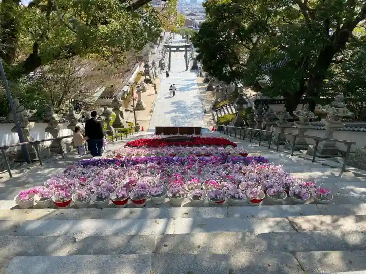 防府天満宮の{uncategorized: "未分類", other: "その他", undefined: "問題あり", building: "その他建物", grave: "お墓", sacred_gate: "鳥居", guardian: "狛犬", statue: "像", buddha: "仏像", history: "歴史", nature: "自然", garden: "庭園", animal: "動物", pagoda: "塔", temizu: "手水舎", mountain_gate: "山門・神門", sanctuary: "本殿・本堂", subordinate: "末社・摂社", art: "芸術", scenery: "景色", jizo: "地蔵", ema: "絵馬", goshuin: "御朱印", omikuji: "おみくじ", items: "授与品その他", amulet: "お守り", goshuincho: "御朱印帳", eats: "食事", festival: "お祭り", votive_dance: "神楽", shichigosan: "七五三参", wedding: "結婚式", experience: "体験その他", initially: "初詣", around: "周辺", anti_infection: "感染症対策"}
