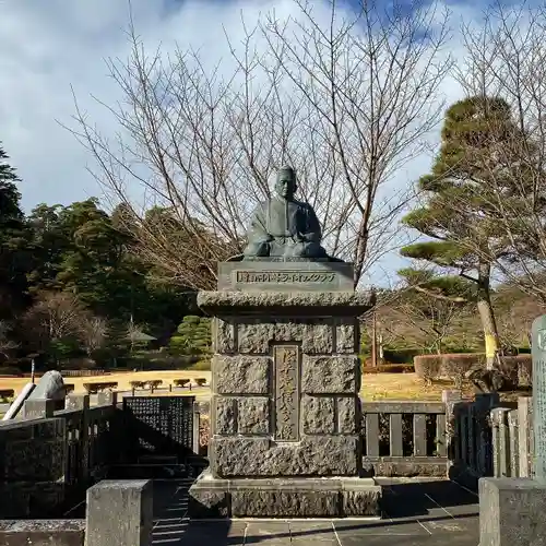 南湖神社の像