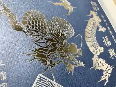 「銀龍」のアップ。個人的には「銀龍」が推し。飽きが来ないクールな印象です。私はフォトスタンドに入れて飾りたいと思います。