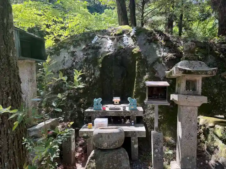 磐船神社の{uncategorized: "未分類", other: "その他", undefined: "問題あり", building: "その他建物", grave: "お墓", sacred_gate: "鳥居", guardian: "狛犬", statue: "像", buddha: "仏像", history: "歴史", nature: "自然", garden: "庭園", animal: "動物", pagoda: "塔", temizu: "手水舎", mountain_gate: "山門・神門", sanctuary: "本殿・本堂", subordinate: "末社・摂社", art: "芸術", scenery: "景色", jizo: "地蔵", ema: "絵馬", goshuin: "御朱印", omikuji: "おみくじ", items: "授与品その他", amulet: "お守り", goshuincho: "御朱印帳", eats: "食事", festival: "お祭り", votive_dance: "神楽", shichigosan: "七五三参", wedding: "結婚式", experience: "体験その他", initially: "初詣", around: "周辺", anti_infection: "感染症対策"}