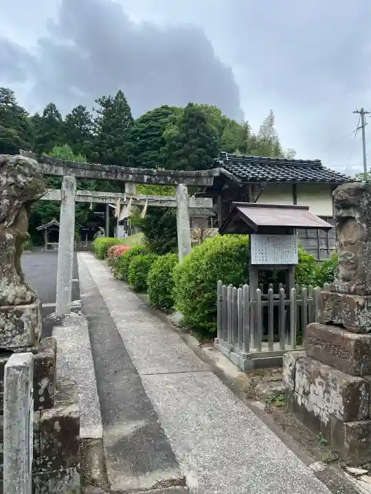 山代神社の{uncategorized: "未分類", other: "その他", undefined: "問題あり", building: "その他建物", grave: "お墓", sacred_gate: "鳥居", guardian: "狛犬", statue: "像", buddha: "仏像", history: "歴史", nature: "自然", garden: "庭園", animal: "動物", pagoda: "塔", temizu: "手水舎", mountain_gate: "山門・神門", sanctuary: "本殿・本堂", subordinate: "末社・摂社", art: "芸術", scenery: "景色", jizo: "地蔵", ema: "絵馬", goshuin: "御朱印", omikuji: "おみくじ", items: "授与品その他", amulet: "お守り", goshuincho: "御朱印帳", eats: "食事", festival: "お祭り", votive_dance: "神楽", shichigosan: "七五三参", wedding: "結婚式", experience: "体験その他", initially: "初詣", around: "周辺", anti_infection: "感染症対策"}