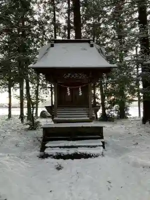 飯貝熊野神社の{uncategorized: "未分類", other: "その他", undefined: "問題あり", building: "その他建物", grave: "お墓", sacred_gate: "鳥居", guardian: "狛犬", statue: "像", buddha: "仏像", history: "歴史", nature: "自然", garden: "庭園", animal: "動物", pagoda: "塔", temizu: "手水舎", mountain_gate: "山門・神門", sanctuary: "本殿・本堂", subordinate: "末社・摂社", art: "芸術", scenery: "景色", jizo: "地蔵", ema: "絵馬", goshuin: "御朱印", omikuji: "おみくじ", items: "授与品その他", amulet: "お守り", goshuincho: "御朱印帳", eats: "食事", festival: "お祭り", votive_dance: "神楽", shichigosan: "七五三参", wedding: "結婚式", experience: "体験その他", initially: "初詣", around: "周辺", anti_infection: "感染症対策"}