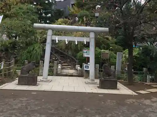 鳩森八幡神社の鳥居