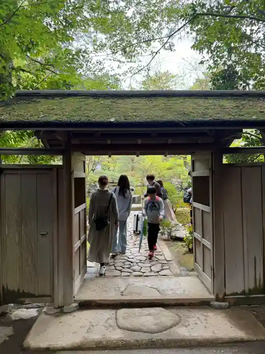 寒川神社の{uncategorized: "未分類", other: "その他", undefined: "問題あり", building: "その他建物", grave: "お墓", sacred_gate: "鳥居", guardian: "狛犬", statue: "像", buddha: "仏像", history: "歴史", nature: "自然", garden: "庭園", animal: "動物", pagoda: "塔", temizu: "手水舎", mountain_gate: "山門・神門", sanctuary: "本殿・本堂", subordinate: "末社・摂社", art: "芸術", scenery: "景色", jizo: "地蔵", ema: "絵馬", goshuin: "御朱印", omikuji: "おみくじ", items: "授与品その他", amulet: "お守り", goshuincho: "御朱印帳", eats: "食事", festival: "お祭り", votive_dance: "神楽", shichigosan: "七五三参", wedding: "結婚式", experience: "体験その他", initially: "初詣", around: "周辺", anti_infection: "感染症対策"}