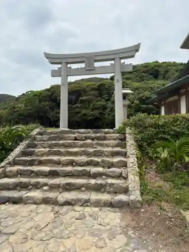 宗像大社沖津宮遥拝所の{uncategorized: "未分類", other: "その他", undefined: "問題あり", building: "その他建物", grave: "お墓", sacred_gate: "鳥居", guardian: "狛犬", statue: "像", buddha: "仏像", history: "歴史", nature: "自然", garden: "庭園", animal: "動物", pagoda: "塔", temizu: "手水舎", mountain_gate: "山門・神門", sanctuary: "本殿・本堂", subordinate: "末社・摂社", art: "芸術", scenery: "景色", jizo: "地蔵", ema: "絵馬", goshuin: "御朱印", omikuji: "おみくじ", items: "授与品その他", amulet: "お守り", goshuincho: "御朱印帳", eats: "食事", festival: "お祭り", votive_dance: "神楽", shichigosan: "七五三参", wedding: "結婚式", experience: "体験その他", initially: "初詣", around: "周辺", anti_infection: "感染症対策"}