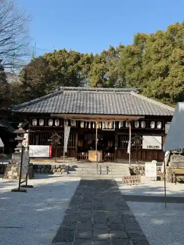 上之村神社の{uncategorized: "未分類", other: "その他", undefined: "問題あり", building: "その他建物", grave: "お墓", sacred_gate: "鳥居", guardian: "狛犬", statue: "像", buddha: "仏像", history: "歴史", nature: "自然", garden: "庭園", animal: "動物", pagoda: "塔", temizu: "手水舎", mountain_gate: "山門・神門", sanctuary: "本殿・本堂", subordinate: "末社・摂社", art: "芸術", scenery: "景色", jizo: "地蔵", ema: "絵馬", goshuin: "御朱印", omikuji: "おみくじ", items: "授与品その他", amulet: "お守り", goshuincho: "御朱印帳", eats: "食事", festival: "お祭り", votive_dance: "神楽", shichigosan: "七五三参", wedding: "結婚式", experience: "体験その他", initially: "初詣", around: "周辺", anti_infection: "感染症対策"}