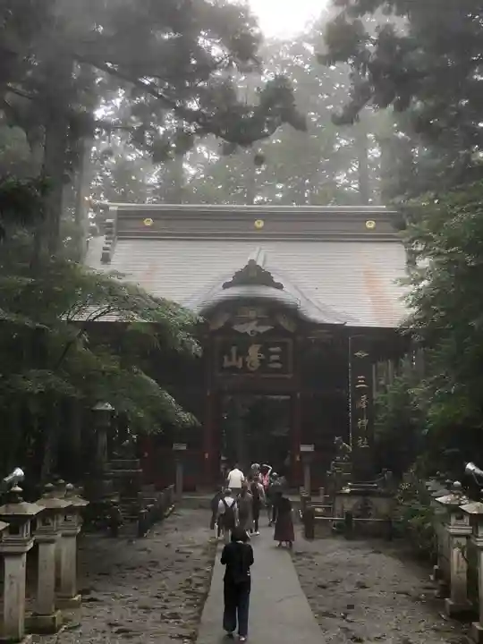 三峯神社の山門・神門
