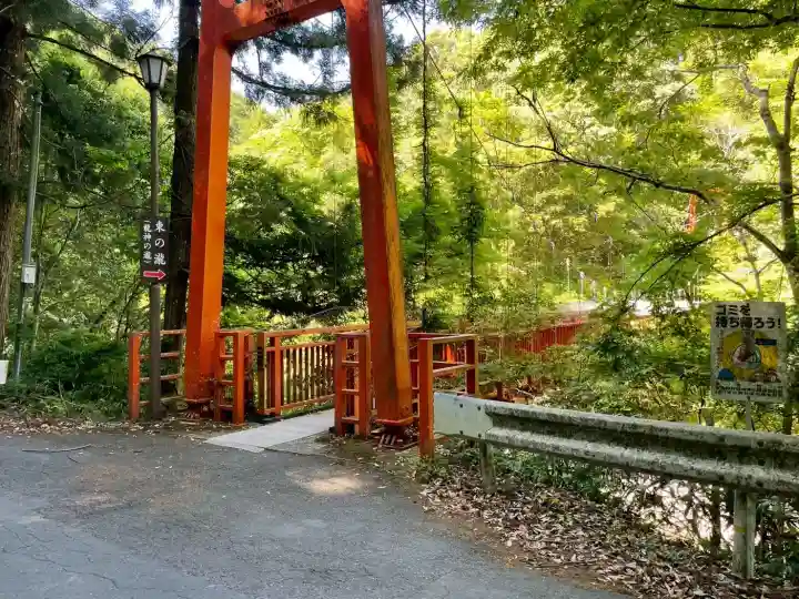 丹生川上神社(中社)の{uncategorized: "未分類", other: "その他", undefined: "問題あり", building: "その他建物", grave: "お墓", sacred_gate: "鳥居", guardian: "狛犬", statue: "像", buddha: "仏像", history: "歴史", nature: "自然", garden: "庭園", animal: "動物", pagoda: "塔", temizu: "手水舎", mountain_gate: "山門・神門", sanctuary: "本殿・本堂", subordinate: "末社・摂社", art: "芸術", scenery: "景色", jizo: "地蔵", ema: "絵馬", goshuin: "御朱印", omikuji: "おみくじ", items: "授与品その他", amulet: "お守り", goshuincho: "御朱印帳", eats: "食事", festival: "お祭り", votive_dance: "神楽", shichigosan: "七五三参", wedding: "結婚式", experience: "体験その他", initially: "初詣", around: "周辺", anti_infection: "感染症対策"}