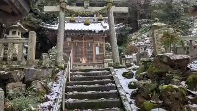 走落神社の{uncategorized: "未分類", other: "その他", undefined: "問題あり", building: "その他建物", grave: "お墓", sacred_gate: "鳥居", guardian: "狛犬", statue: "像", buddha: "仏像", history: "歴史", nature: "自然", garden: "庭園", animal: "動物", pagoda: "塔", temizu: "手水舎", mountain_gate: "山門・神門", sanctuary: "本殿・本堂", subordinate: "末社・摂社", art: "芸術", scenery: "景色", jizo: "地蔵", ema: "絵馬", goshuin: "御朱印", omikuji: "おみくじ", items: "授与品その他", amulet: "お守り", goshuincho: "御朱印帳", eats: "食事", festival: "お祭り", votive_dance: "神楽", shichigosan: "七五三参", wedding: "結婚式", experience: "体験その他", initially: "初詣", around: "周辺", anti_infection: "感染症対策"}