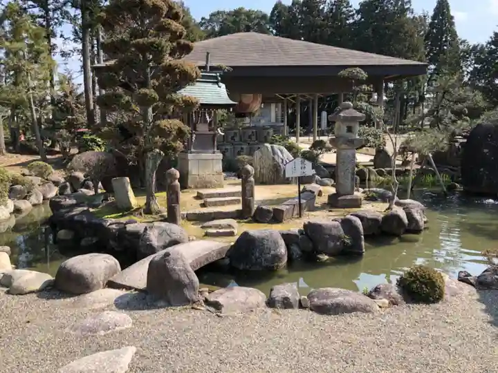 苗村神社の庭園
