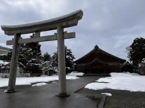 富山縣護國神社の{uncategorized: "未分類", other: "その他", undefined: "問題あり", building: "その他建物", grave: "お墓", sacred_gate: "鳥居", guardian: "狛犬", statue: "像", buddha: "仏像", history: "歴史", nature: "自然", garden: "庭園", animal: "動物", pagoda: "塔", temizu: "手水舎", mountain_gate: "山門・神門", sanctuary: "本殿・本堂", subordinate: "末社・摂社", art: "芸術", scenery: "景色", jizo: "地蔵", ema: "絵馬", goshuin: "御朱印", omikuji: "おみくじ", items: "授与品その他", amulet: "お守り", goshuincho: "御朱印帳", eats: "食事", festival: "お祭り", votive_dance: "神楽", shichigosan: "七五三参", wedding: "結婚式", experience: "体験その他", initially: "初詣", around: "周辺", anti_infection: "感染症対策"}