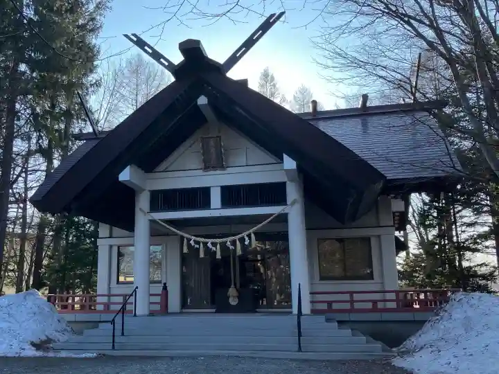 北広島市総鎮守 廣島神社の{uncategorized: "未分類", other: "その他", undefined: "問題あり", building: "その他建物", grave: "お墓", sacred_gate: "鳥居", guardian: "狛犬", statue: "像", buddha: "仏像", history: "歴史", nature: "自然", garden: "庭園", animal: "動物", pagoda: "塔", temizu: "手水舎", mountain_gate: "山門・神門", sanctuary: "本殿・本堂", subordinate: "末社・摂社", art: "芸術", scenery: "景色", jizo: "地蔵", ema: "絵馬", goshuin: "御朱印", omikuji: "おみくじ", items: "授与品その他", amulet: "お守り", goshuincho: "御朱印帳", eats: "食事", festival: "お祭り", votive_dance: "神楽", shichigosan: "七五三参", wedding: "結婚式", experience: "体験その他", initially: "初詣", around: "周辺", anti_infection: "感染症対策"}