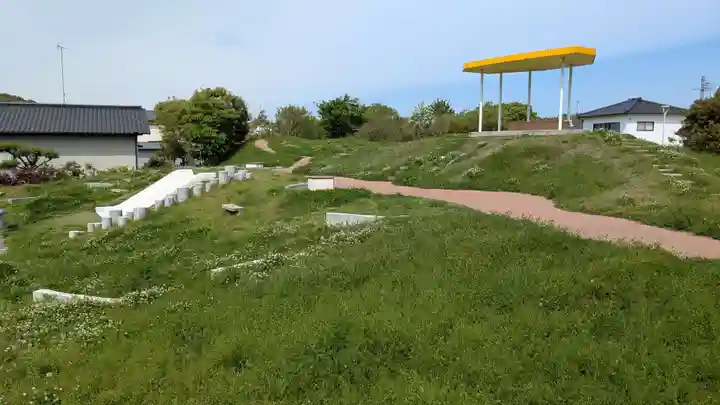 大神比義命の祠の庭園