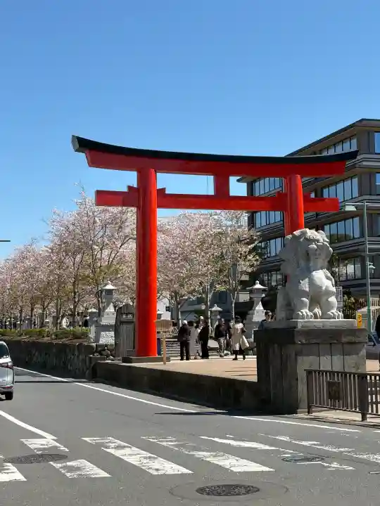 鶴岡八幡宮の{uncategorized: "未分類", other: "その他", undefined: "問題あり", building: "その他建物", grave: "お墓", sacred_gate: "鳥居", guardian: "狛犬", statue: "像", buddha: "仏像", history: "歴史", nature: "自然", garden: "庭園", animal: "動物", pagoda: "塔", temizu: "手水舎", mountain_gate: "山門・神門", sanctuary: "本殿・本堂", subordinate: "末社・摂社", art: "芸術", scenery: "景色", jizo: "地蔵", ema: "絵馬", goshuin: "御朱印", omikuji: "おみくじ", items: "授与品その他", amulet: "お守り", goshuincho: "御朱印帳", eats: "食事", festival: "お祭り", votive_dance: "神楽", shichigosan: "七五三参", wedding: "結婚式", experience: "体験その他", initially: "初詣", around: "周辺", anti_infection: "感染症対策"}
