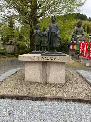 誕生寺の{uncategorized: "未分類", other: "その他", undefined: "問題あり", building: "その他建物", grave: "お墓", sacred_gate: "鳥居", guardian: "狛犬", statue: "像", buddha: "仏像", history: "歴史", nature: "自然", garden: "庭園", animal: "動物", pagoda: "塔", temizu: "手水舎", mountain_gate: "山門・神門", sanctuary: "本殿・本堂", subordinate: "末社・摂社", art: "芸術", scenery: "景色", jizo: "地蔵", ema: "絵馬", goshuin: "御朱印", omikuji: "おみくじ", items: "授与品その他", amulet: "お守り", goshuincho: "御朱印帳", eats: "食事", festival: "お祭り", votive_dance: "神楽", shichigosan: "七五三参", wedding: "結婚式", experience: "体験その他", initially: "初詣", around: "周辺", anti_infection: "感染症対策"}