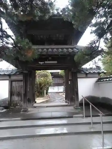 本傳寺の山門