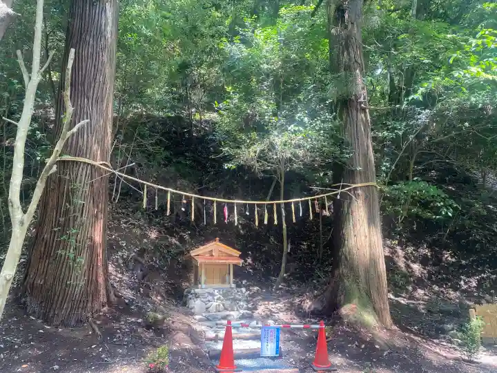 丹生川上神社(中社)の{uncategorized: "未分類", other: "その他", undefined: "問題あり", building: "その他建物", grave: "お墓", sacred_gate: "鳥居", guardian: "狛犬", statue: "像", buddha: "仏像", history: "歴史", nature: "自然", garden: "庭園", animal: "動物", pagoda: "塔", temizu: "手水舎", mountain_gate: "山門・神門", sanctuary: "本殿・本堂", subordinate: "末社・摂社", art: "芸術", scenery: "景色", jizo: "地蔵", ema: "絵馬", goshuin: "御朱印", omikuji: "おみくじ", items: "授与品その他", amulet: "お守り", goshuincho: "御朱印帳", eats: "食事", festival: "お祭り", votive_dance: "神楽", shichigosan: "七五三参", wedding: "結婚式", experience: "体験その他", initially: "初詣", around: "周辺", anti_infection: "感染症対策"}